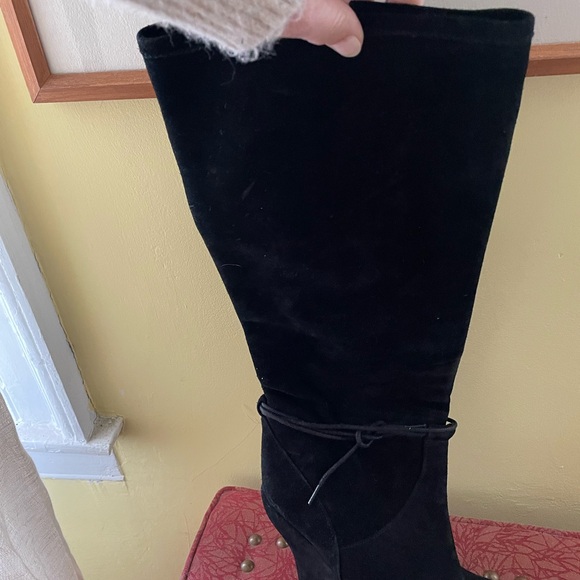 STUNNING BARNEY’S SUEDE KNEE HIGH BOOTS. - Picture 3 of 5